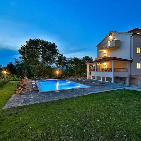 Deluxe Golubica W/ Swimming Pool Holiday home