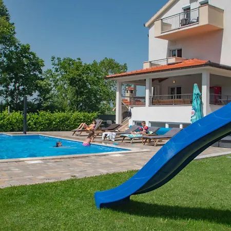Deluxe Golubica W/ Swimming Pool